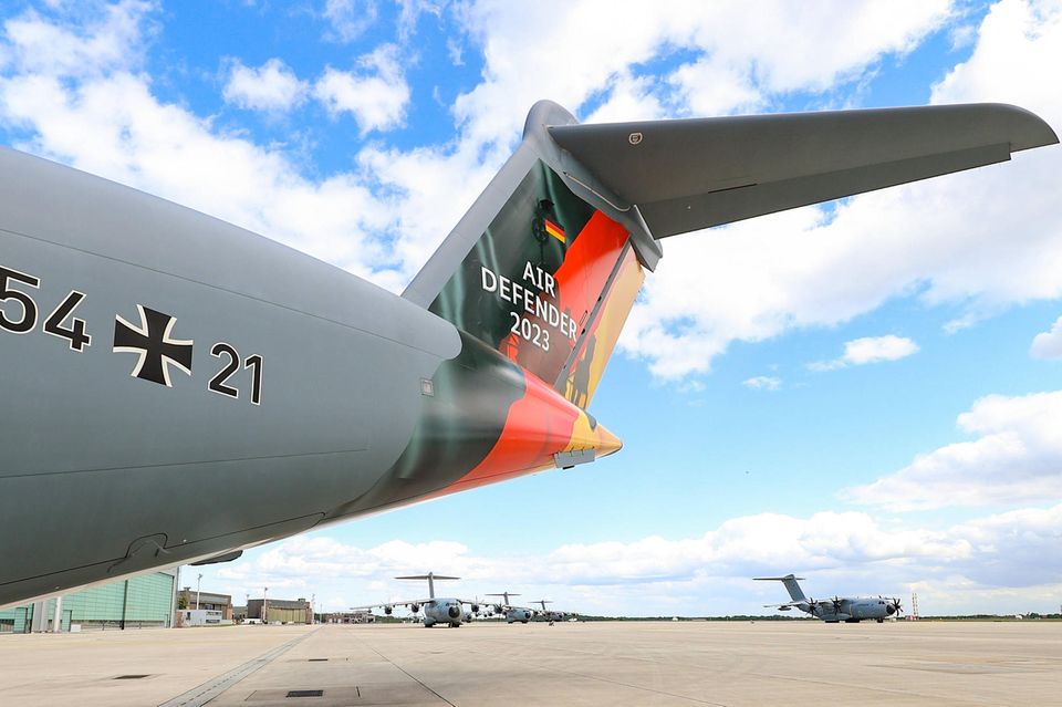 Vom 12. bis 23. Juni 2023 wird es im deutschen Luftraum ernst – und eng. Die Nato führt mit „Air Defender 23“ die bislang größte Übung von Luftstreitkräften in ihrer Geschichte durch. Der Anlass ist seit Februar 2022 keine reine Theorie mehr: Das Verteidigungsbündnis probt die Reaktion auf einen Angriff gegen eines ihrer Mitglieder. Die Führung der rund zweiwöchigen Operation liegt bei der Luftwaffe.