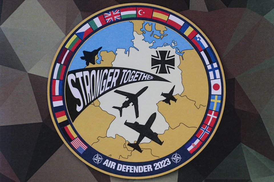 Die Logistik zu „Air Defender 23“ ist anspruchsvoll. Bis zu 10.000 Soldaten aus 25 Nationen mit 220 Flugzeugen 23 verschiedener Typen nehmen laut der Bundeswehr an der Übung teil. Neben Deutschland und den Vereinigten Staaten beteiligen sich diese Nationen: Belgien, Bulgarien, Dänemark, Estland, Finnland, Frankreich, Griechenland, Italien, Japan, Kroatien, Lettland, Litauen, Luxemburg, Norwegen, Polen, Rumänien, Schweden, Slowenien, Spanien, Tschechische Republik, Türkei, Ungarn und Großbritannien.