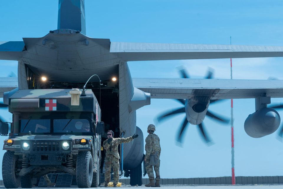 Die Entscheidung für „Air Defender 23“ ist lange vor Beginn des russischen Angriffskriegs in der Ukraine gefallen. Die Überlegungen begannen laut offiziellen Angaben 2019. Anlass war eine Großübung, um die operationelle Einsatzbereitschaft fliegender Großverbände in der Nato unter Beweis zu stellen. Daraus entwickelte sich „Air Defender 23“, angelehnt an eine US-Großübung namens „Defender Europe 20“. Bei der waren 20.000 Soldaten samt Material und Fahrzeugen aus den Vereinigten Staaten nach Europa transportiert worden.