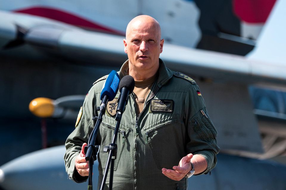 Die Nato will mit „Air Defender 23“ nicht nur üben, sondern auch ein Signal senden. „Wir müssen jedem zeigen, wenn es darauf ankommt, sind wir auch in der Lage, unsere Werte Freiheit und Demokratie in dieser Allianz zu verteidigen“, sagte der Inspekteur der Luftwaffe, Ingo Gerhartz (Foto), am 4. April 2023 bei einem Besuch in Washington, D.C. Im Falle eines Angriffs käme den Luftstreitkräften als „First Responder“ eine zentrale Bedeutung zu. Die Großübung soll auch das Verhältnis zu den USA stärken und dem Partner beweisen, dass Deutschland in der Nato mehr Verantwortung übernimmt.