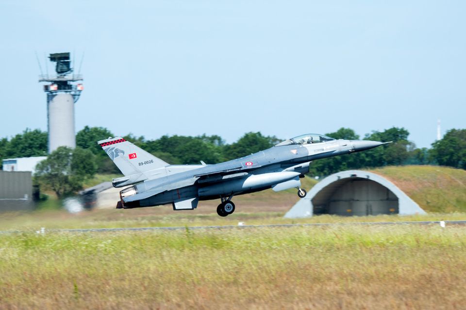 Ein Flugzeug vom Typ F-16 der türkischen Luftwaffe beim Start