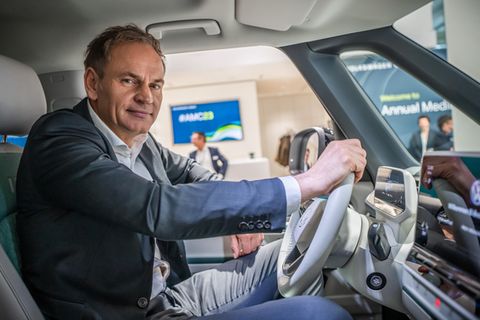 Oliver Blume sitzt am Steuer eines ID.Buzz von VW