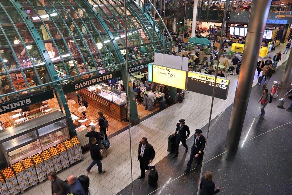 Amsterdam „verdiente“ sich Platz sechs der teuersten Flughäfen Europas unter anderem mit dem kostspieligen Essen. Den Burger-Preis von 8,45 Euro hinter der AMS-Sicherheitsschleuse überbot in den Top 10 nur Dublin. Da rentieren sich die 30 Euro für die Lounge besonders schnell. So billig gab es den Lounge-Zugang in keinem der Top-10-Airports.