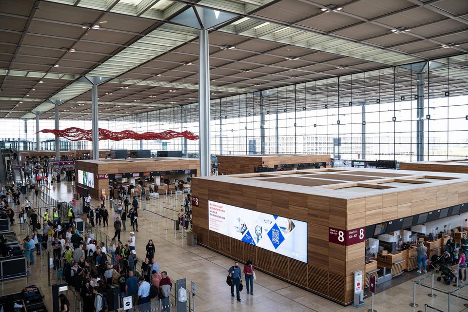 Der BER sticht im Ranking von Alpen Air mit dem teuersten Langzeitparken hervor. Es weist für den Hauptstadt-Flughafen stolze 70 Euro für 24 Stunden aus. Dieser Preis gilt beim Lösen des Tickets an der Schranke in den Parkhäusern P1 und P2. In den übrigen Parkhäusern werden für einen Tag maximal 49 Euro fällig. Wer online bucht, kann sparen. Ansonsten rangierte der BER in den Top 10 eher im Mittelfeld. Den zweitgünstigsten Preis gab es mit 3,80 Euro für die Fahrt per S-Bahn in die City.