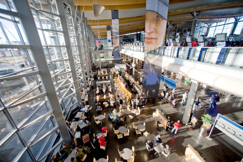 Oslo-Gardemoen ist laut Alpen Air der teuerste Flughafen in Europa. „Mit 90 Euro ist die Taxifahrt vom Flughafen in die Innenstadt (oder zurück) in keiner anderen Stadt so teuer wie in Oslo. Die Autofahrt dauert etwa 50 Minuten“, hieß es in der Auswertung. Beim Parken kam die norwegische Hauptstadt den Angaben zufolge mit 44 Euro auf den dritthöchsten Preis in den Top 10. Zum Preis-Leistungs-Sieger wurde der Airport in Lissabon gekürt. Dort kostete der Zutritt zur Lounge beispielsweise nur 25 Euro.