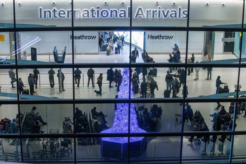 London-Heathrow gehörte im Chaos-Sommer 2022 zu den Hauptschauplätzen. Aber auch in normalen Zeiten ist der größte Airport Europas eine Herausforderung für Reisende, die hier einen Anschlussflug erwischen müssen. Nirgendwo in den Top 10 war eine Airport-Lounge laut der Auswertung teurer (63 Euro). Dafür fanden die Tester in LHR den billigsten Burger (4,00 Euro) und erstaunlicherweise auch das günstigste Hotelzimmer (57 Euro). Möglicherweise liegt das an der großen Auswahl und damit Konkurrenz am Airport. Wieder an der Spitze rangierte Heathrow bei der Fahrt mit dem Nahverkehr. Allerdings hat Alpen Air hier mit 13,00 Euro im Ranking nicht gerade die günstigste Variante berücksichtigt. Reisende fahren mit der regulären U-Bahn Picadilly Line für umgerechnet rund 6,35 Euro nach London hinein.