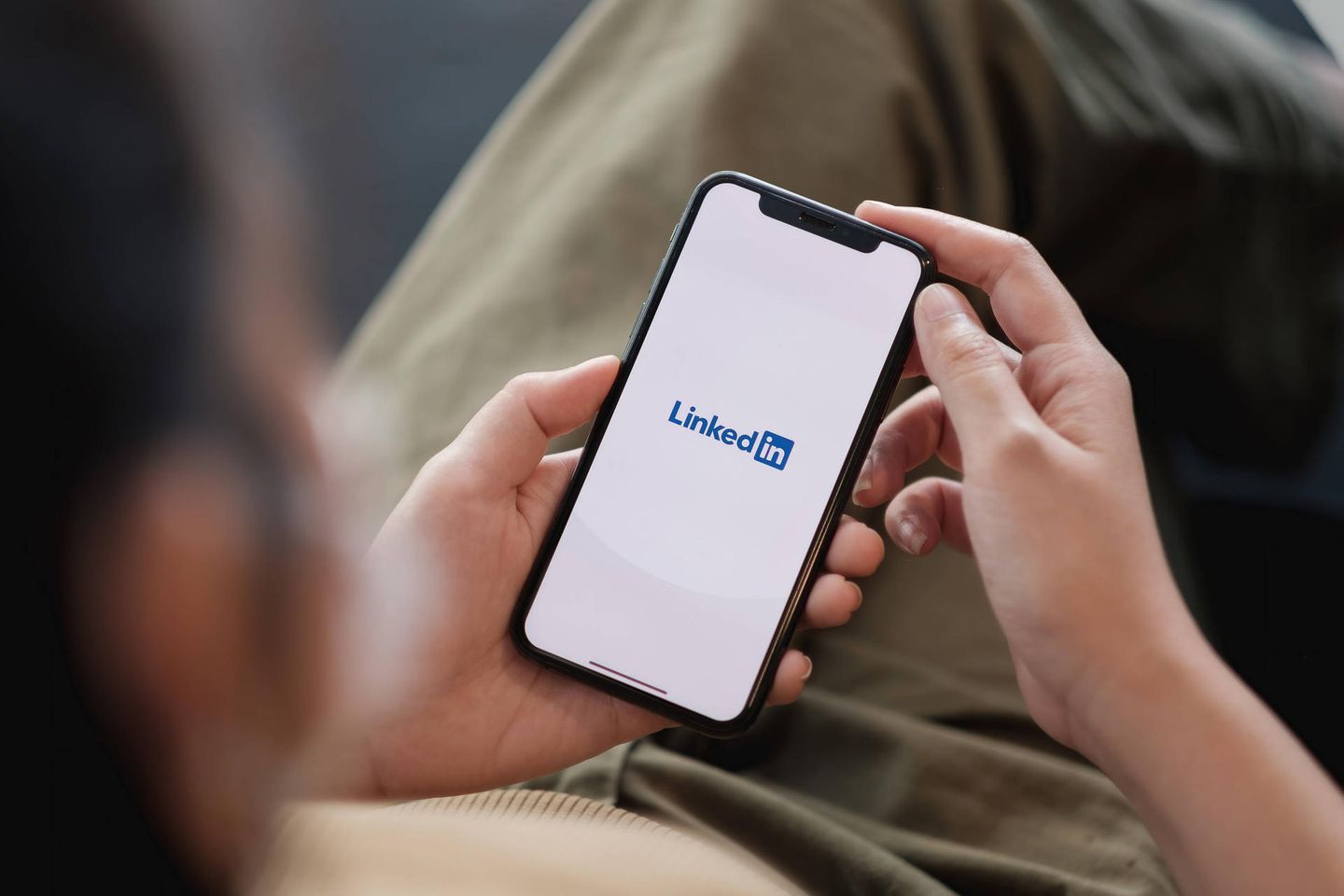 Smartphone mit der Startseite der LinkedIn-App