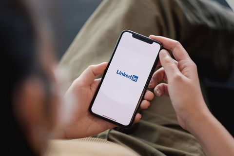 Smartphone mit der Startseite der LinkedIn-App