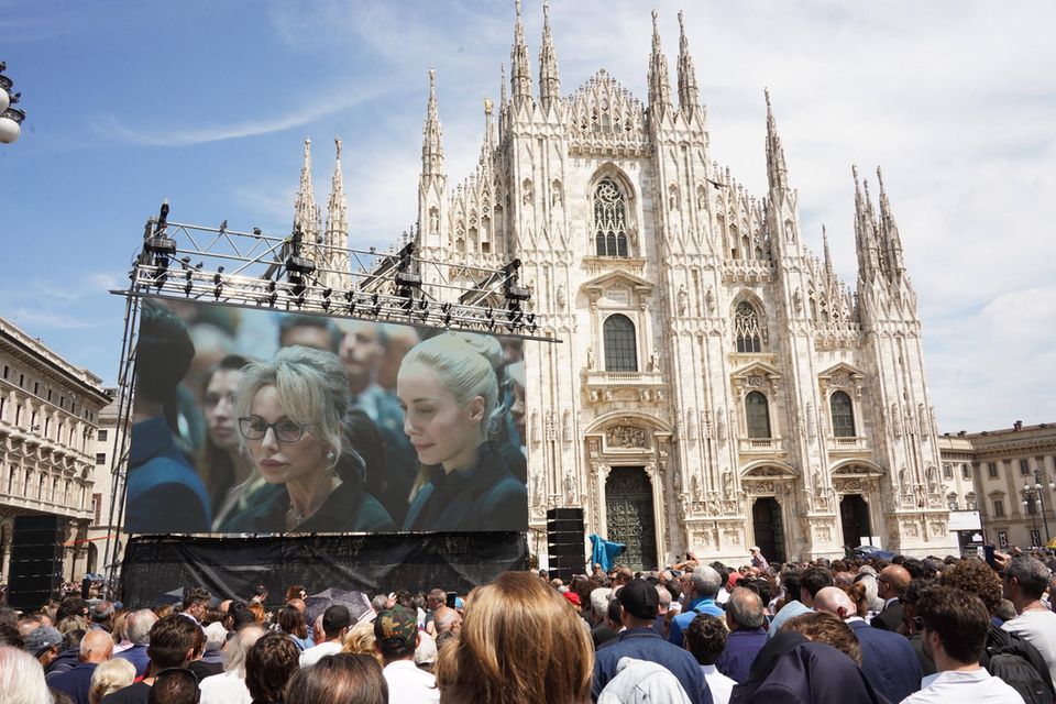 Die neue Matriarchin des Berlusconi-Erbes, Marina Berlusconi (l.), beim Staatsakt zum Abschied von dem ehemaligen Ministerpräsidenten vor dem Mailänder Dom.