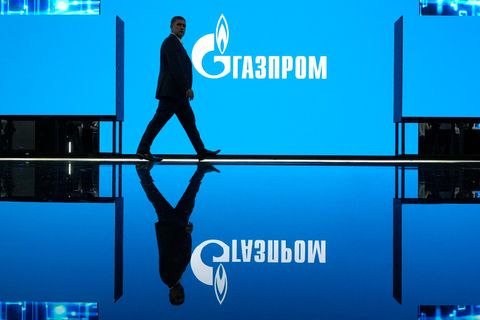 Gazprom-Logo auf einer Leinwand