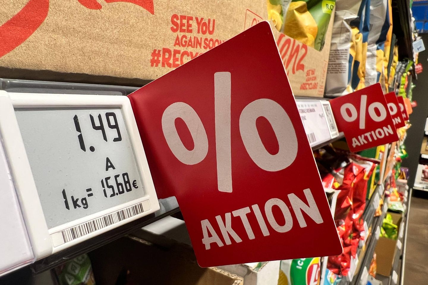 Prozentschilder im Supermarkt