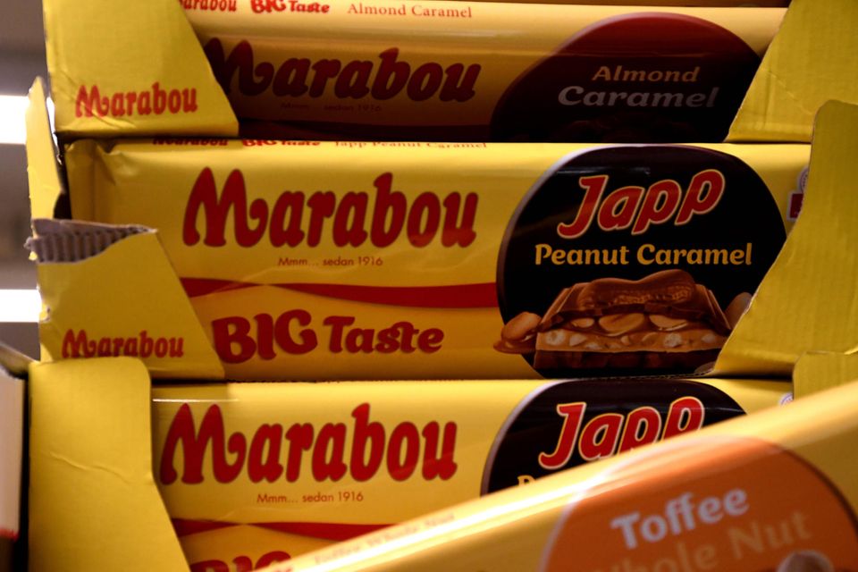 Marabou-Schokoladentafeln liegen aufgestapelt in einem Geschäft