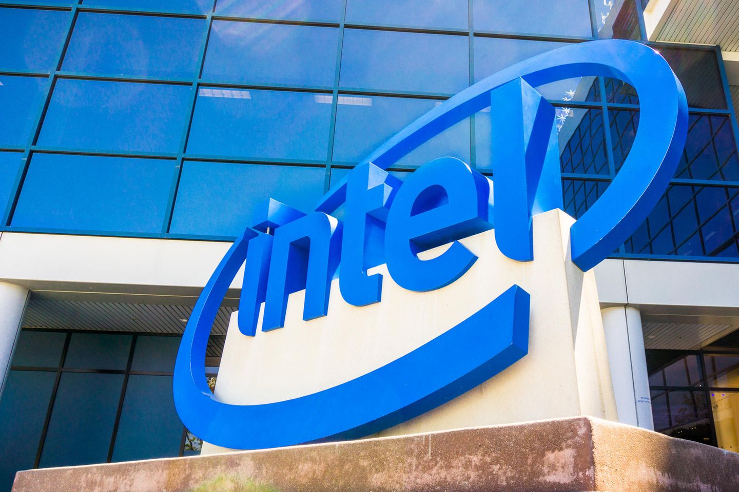 Intel-Logo an der Konzernzentrale