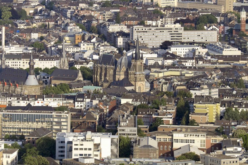 Aachen hatte im Smart City Index 2021 noch auf Platz 17 gelegen. Ein Jahr später reichte es dank der vorangetriebenen Digitalisierung bereits für den siebten Rang. Die Experten sprachen Aachen 77,3 Punkte zu. Die beste Einzelwertung gelang in der Kategorie „Energie & Umwelt“. Hier belegte Aachen mit 79,7 Punkten den bundesweit vierten Platz. Bei der Mobilität reichte es hingegen „nur“ für Rang neun.