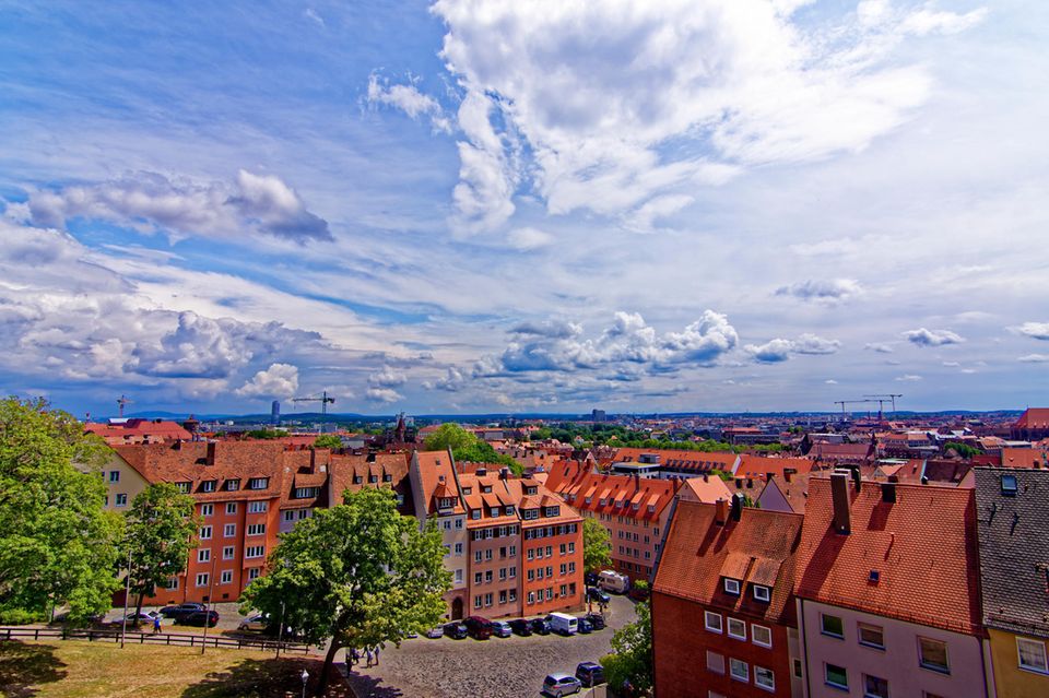 Nürnberg ist der dritte und letzte Newcomer in der Spitzengruppe der am stärksten digitalisierten Städte Deutschlands. Ihm gelang mit 77,6 Punkten der Sprung vom 16. auf den sechsten Platz. Dafür sorgten zwei erste Plätze in den Bereichen „Verwaltung“ sowie „Mobilität“.