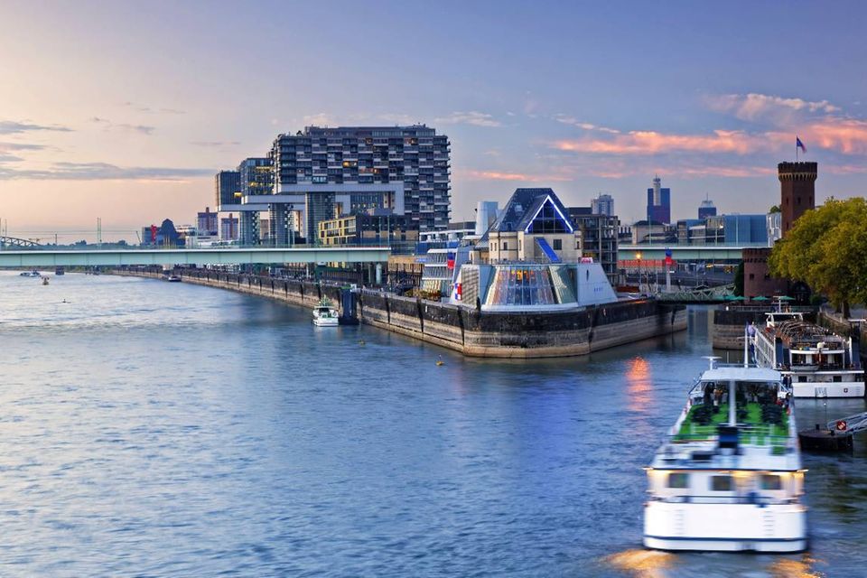 Köln war der letzte Absteiger in der Spitzengruppe des Smart City Index. Die Rhein-Metropole hatte im Vorjahr noch den zweiten Rang belegt. 79,4 Punkte reichten dieses Mal aber nur noch für Platz vier. Dafür sorgte auch ein fünfter Rang bei der Mobilität. Köln wurde damit von den folgenden zwei Metropolen überrundet.