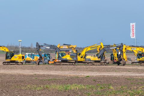 Bagger stehen auf dem Baugelände der geplanten Intel-Fabrik – sie dienen ersten archäologischen Grabungen