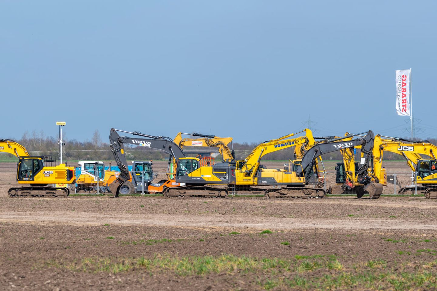 Bagger stehen auf dem Baugelände der geplanten Intel-Fabrik – sie dienen ersten archäologischen Grabungen