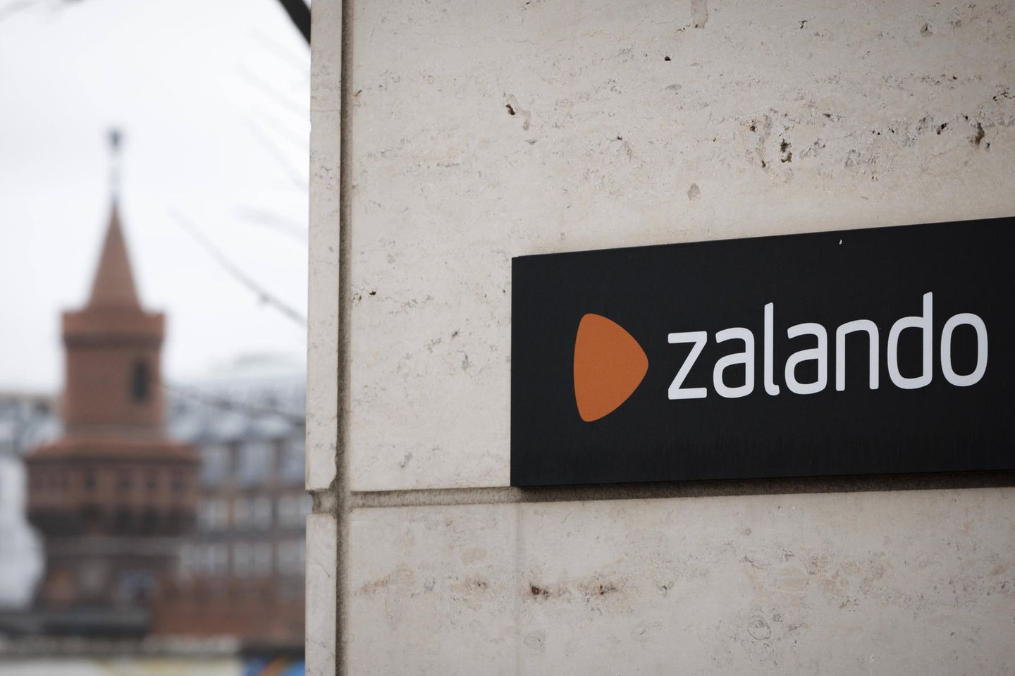 Zalando-Schriftzug am Unternehmenssitz in Berlin