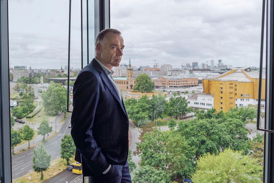 Berthold Huber steht im Bahn-Tower an einem Bürofenster