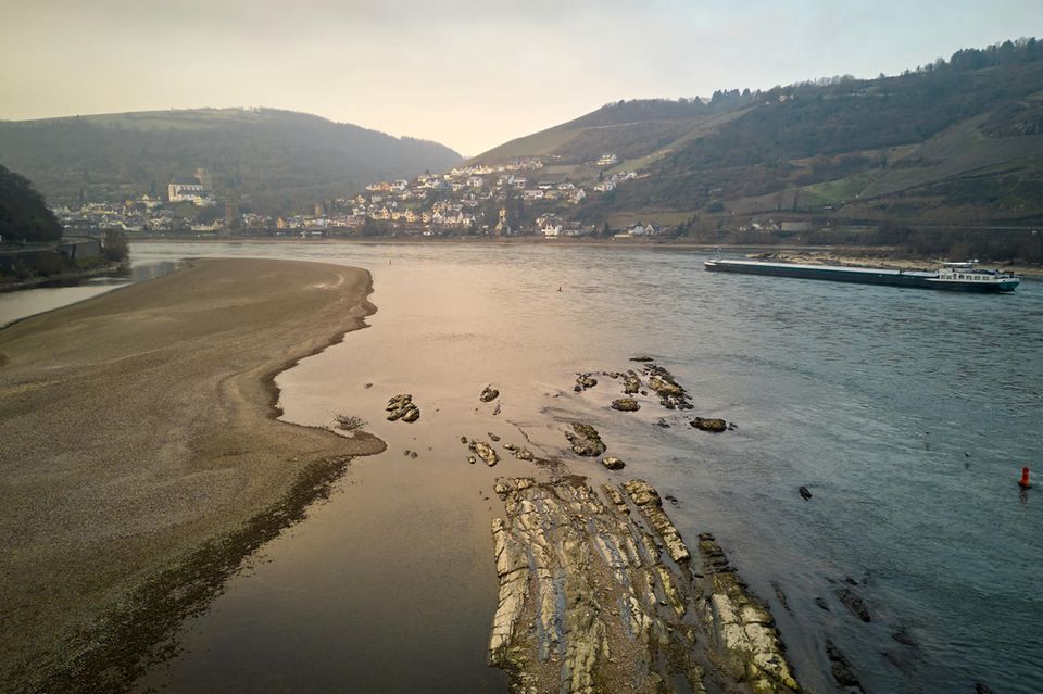Niedrigwasser im Rhein im März 2023