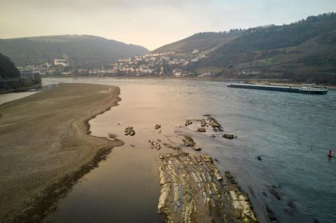 Niedrigwasser im Rhein im März 2023