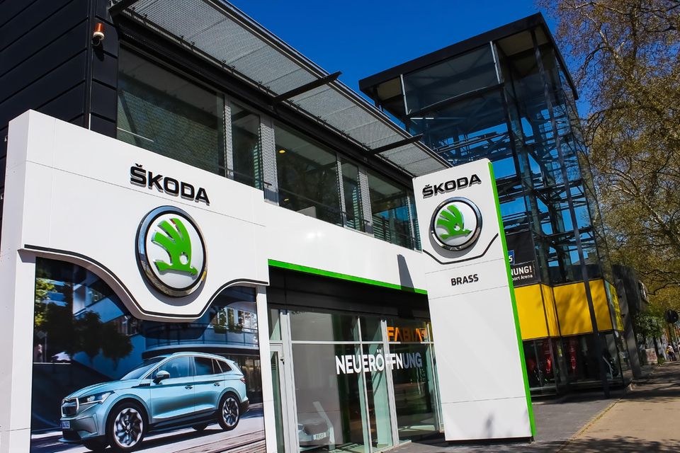 Mit Škoda endet das stabile Mittelfeld der beliebtesten Automarken Deutschlands. Die tschechische Tochterfirma von Volkswagen reklamierte wie schon 2021 und 2022 den fünften Platz des Rankings für sich. Beim Ergebnis ging es leicht von 15,1 auf 15,2 Punkte empor.