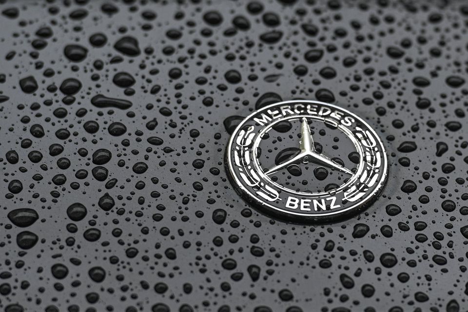 Mercedes-Benz war in den Vorjahren von YouGov zur beliebtesten Automarke Deutschlands gekürt worden. 2023 musste der Stuttgarter Autobauer diesen Titel abtreten. Dafür reichte bereits die minimale Verschlechterung von 23,5 auf 23,4 Punkte. Auch im globalen Auto-Ranking wurde es der zweite Platz.