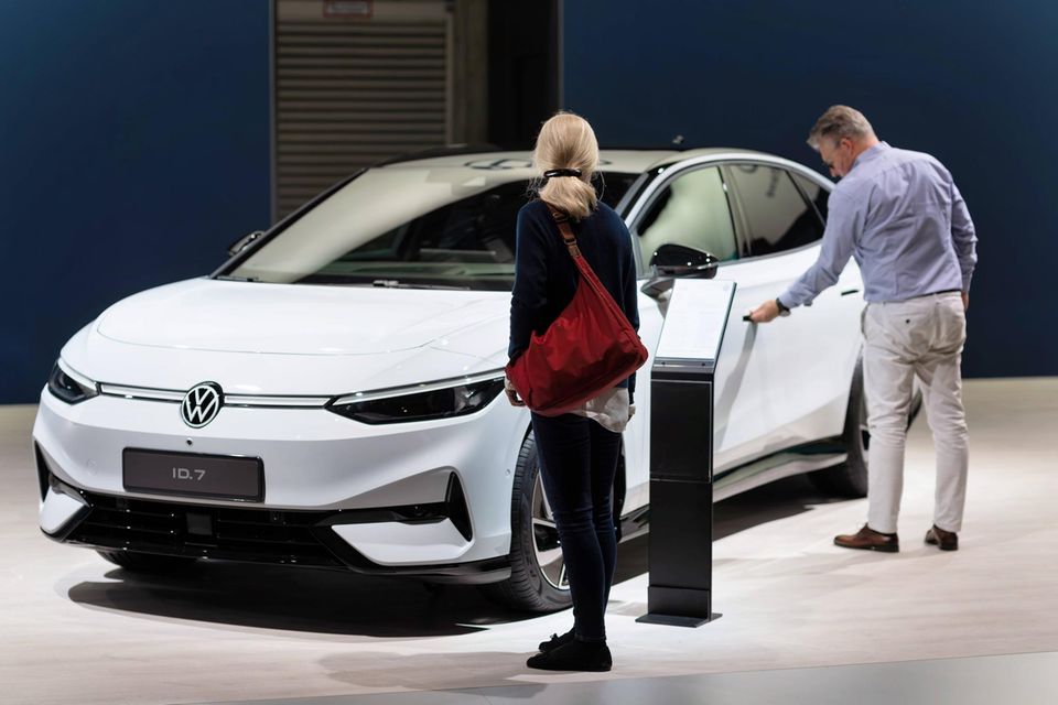 Volkswagen ist der Aufsteiger unter den beliebtesten Automarken der Deutschen. In deren Augen scheint die Elektrostrategie der Wolfsburger aufzugehen. VW verbesserte sich im YouGov-Index von 20,9 auf 22,6 Punkte. Das reichte wegen des großen Vorsprungs der beiden Spitzenreiter aber nur zum Aufstieg um einen Platz auf den dritten Rang.