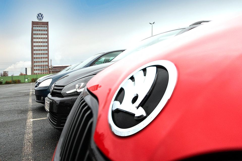 Skoda-Logo an einem roten Auto