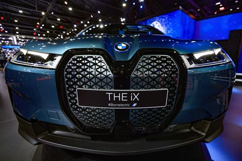BMW iX steht auf einer Autoausstellung in Thailand