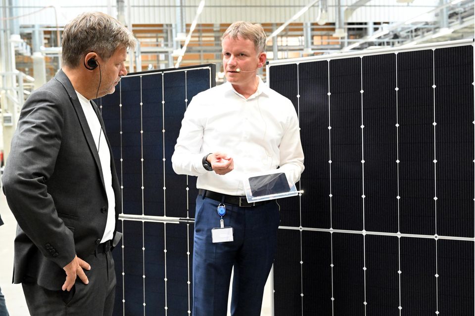 Meyer-Burger-Chef Gunter Erfurt (r.) bei einem Werksbesuch von Bundeswirtschaftsminister Robert Habeck