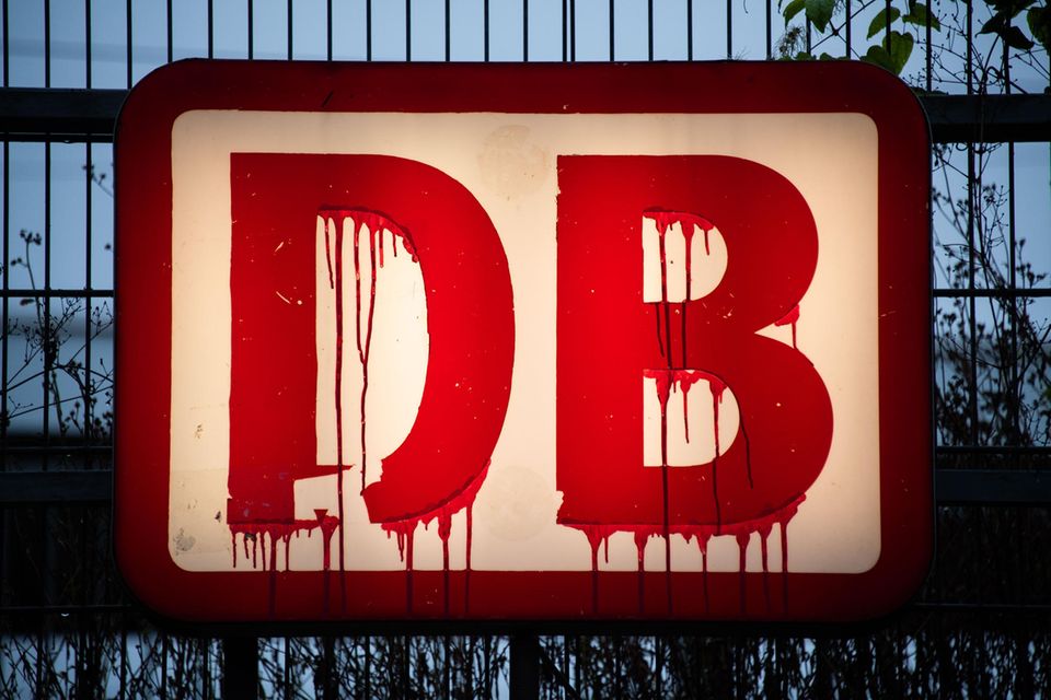 Logo der DB am Bahnhof Hildesheim