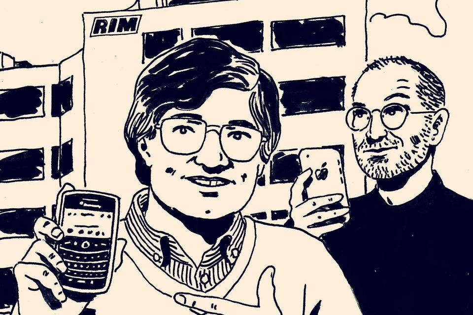 Mike Lazaridis hält einen Blackberry in der Hand, während Steve Jobs im Hintergrund steht