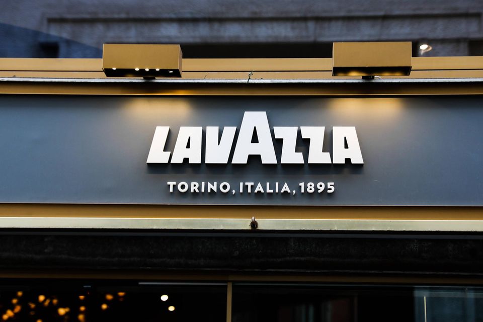 Das Preisleistungsverhältnis stimmt aus Sicht der Befragten bei Lavazza. Der italienische Kaffeehersteller schaffte mit 89,7 Punkten Platz drei unter den Marken mit den zufriedensten Kunden. Ein Anbieter von Heißgetränken konnte dieses Ergebnis aber noch toppen.