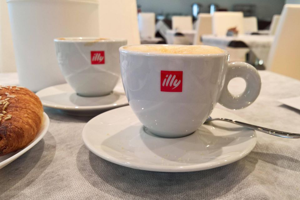 Das Marktforschungsunternehmen YouGov hat 2023 erstmals die Marken gekürt, mit denen Kunden besonders zufrieden sind. Auf den zehnten Platz kam mit 88,6 Punkten Illy. Es war eine von gleich zwei italienischen Kaffeemarken in den Top 10. Das Ranking basiert den Angaben zufolge auf über 950.000 Online-Umfragen von März 2022 bis Februar 2023. Sie sind laut YouGov repräsentativ für die deutsche Bevölkerung ab 18 Jahren.