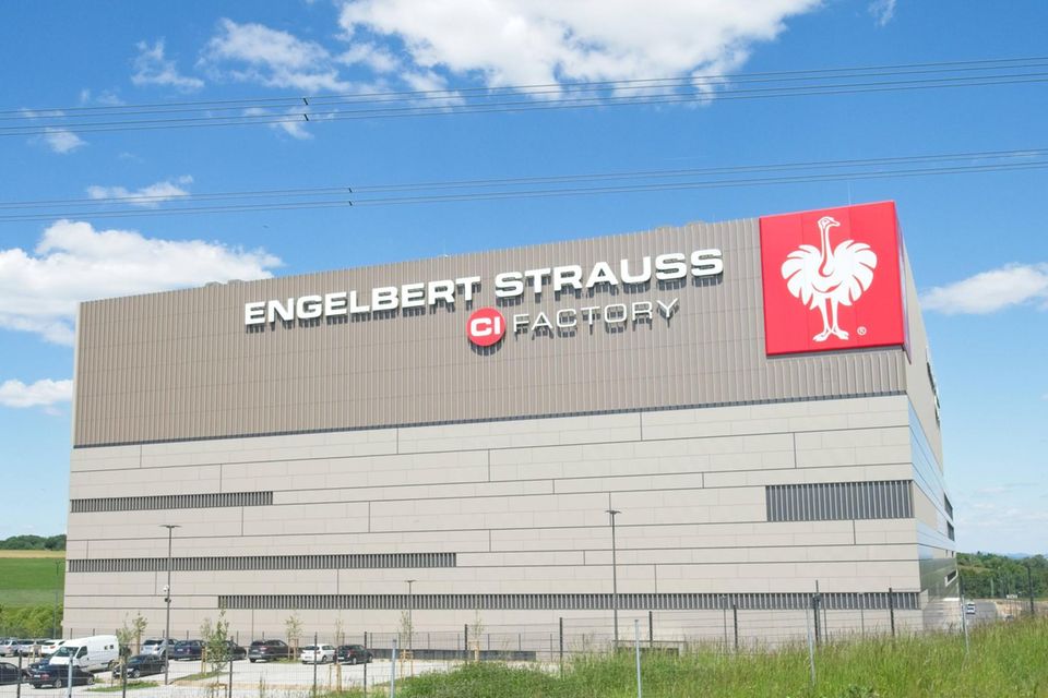 Strauss schneidet in YouGov-Umfragen häufig sehr gut ab – dabei ist das Einzelhandelsunternehmen für Berufskleidung vielen Deutschen kein Begriff. Aber bei der Kundenzufriedenheit sicherte sich Strauss mit 89,0 Punkten den siebten Rang unter allen abgefragten Marken. YouGov berücksichtigte nur Marken, die im Untersuchungszeitraum unter den Teilnehmern mindestens 100 Kunden vorweisen konnten.