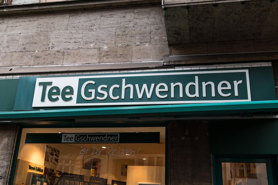 Im Ranking der Marken mit der größten Kundenzufriedenheit schlägt Tee Kaffee. TeeGschwendner wurde 1978 von Albert Gschwendner gegründet. Seit 2019 führt Sohn Jonathan das Unternehmen aus dem nordrhein-westfälischen Meckenheim. Es wurde von den Befragten mit 91,2 Punkten auf Platz zwei gewählt. Damit musste sich TeeGschwendner nur knapp dem Spitzenreiter beugen.