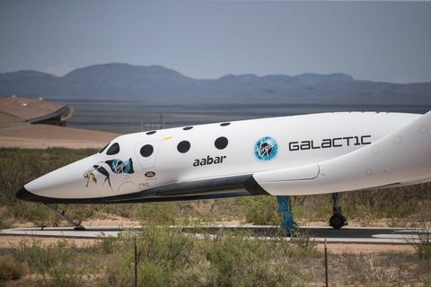 Ein Raumschiff von Virgin Galactic steht auf einem Startplatz