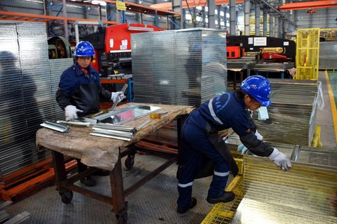 Arbeiterinnen in einer Stahlfabrik in Shanghai