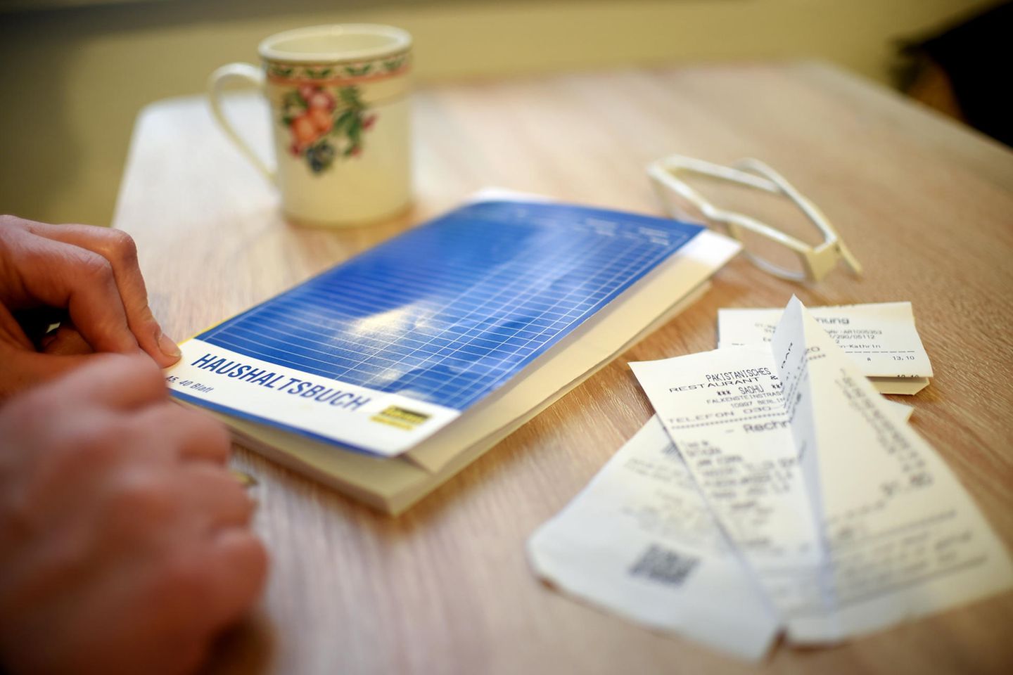 Ein Haushaltsbuch hilft bei der Übersicht über die regelmäßigen Ausgaben
