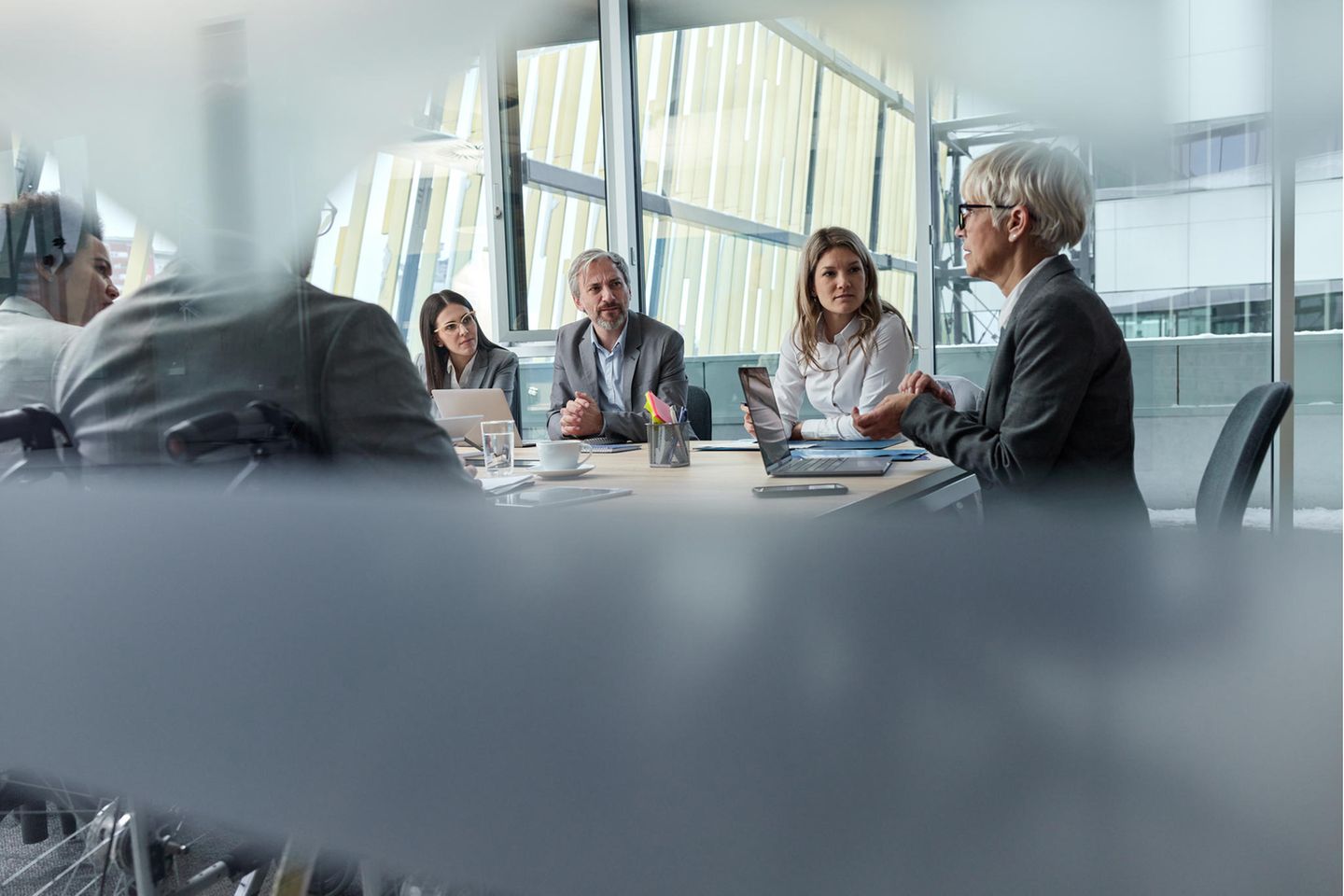Eine Frau leitet ein Meeting in einem Konferenzraum