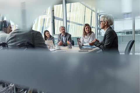 Eine Frau leitet ein Meeting in einem Konferenzraum