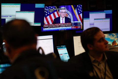 US-Notenbankchef Powell ist an der New Yorker Börse auf einem Bildschirm zu sehen