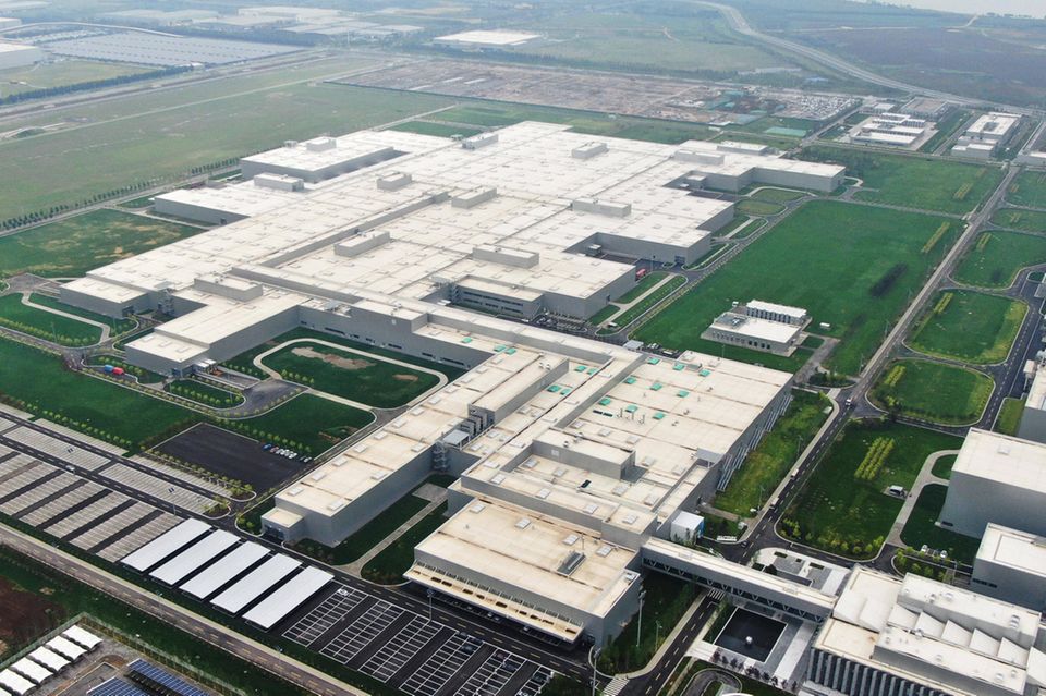 Heute kaum vorstellbar, aber zur Jahrtausendwende kam China unter den größten Pkw-Herstellern weltweit gerade einmal auf Platz 14. Damals produzierte die Volksrepublik laut OICA lediglich 605.000 Pkw. Daraus wurden 2022 rund 23,8 Millionen Pkw, fast viermal mehr als beim Zweitplatzierten Japan. Allerdings schwächt sich das chinesische Wachstum ab. Die Gesamtbilanz von 27,0 Millionen Fahrzeugen lag den Angaben zufolge nur noch 3,0 Prozent über dem Vorjahr.