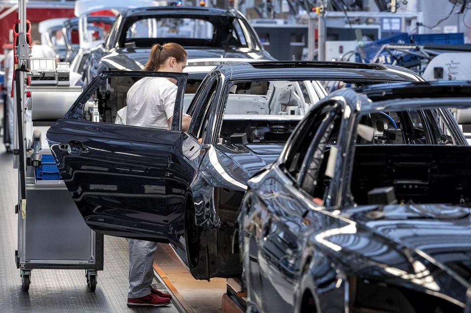 Deutschland war zur Jahrtausendwende die Nummer drei auf dem Weltmarkt. Hinter dem aktuellen vierten Platz versteckt sich ein starker Produktionsrückgang – auch, weil deutsche Hersteller zunehmend im Ausland produzieren. Die Zahl der Pkw sank laut der Statistik von 5,1 auf 3,5 Millionen. OICA attestierte der gesamten Branche ein Plus von 11,0 Prozent.