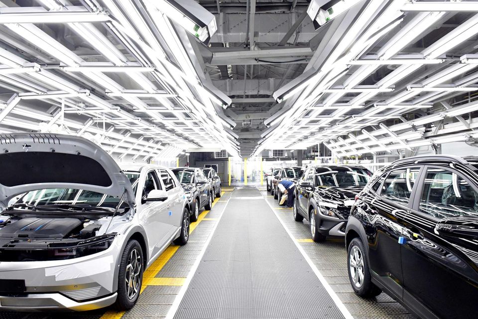 Die Rangliste macht zur Mitte einen Sprung nach oben. In Südkorea wurden laut OICA 2022 rund 3,4 Millionen Pkw gebaut. Das bedeutete Platz fünf. Dieselbe Platzierung hatte Korea bereits 2000 erreicht, damals mit 2,6 Millionen Pkw. Der gesamte Automobilmarkt des Landes kam den Angaben zufolge zuletzt auf ein Plus von neun Prozent.