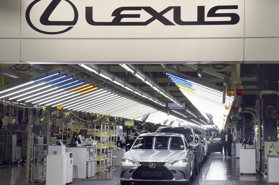 Stillstand bedroht in Japan auch die Autoindustrie. Japan war in den Top 10 das einzige Land, das seine Produktion im Vergleich zum Vorjahr nicht steigern konnte. 2000 war Japan mit 8,4 Millionen Pkw noch weltweit die unangefochtene Nummer eins gewesen. 2022 reichten 6,6 Millionen Pkw nur noch für Platz zwei. Setzt sich der Trend fort, könnte Indien Japan spätestens 2024 überholen.