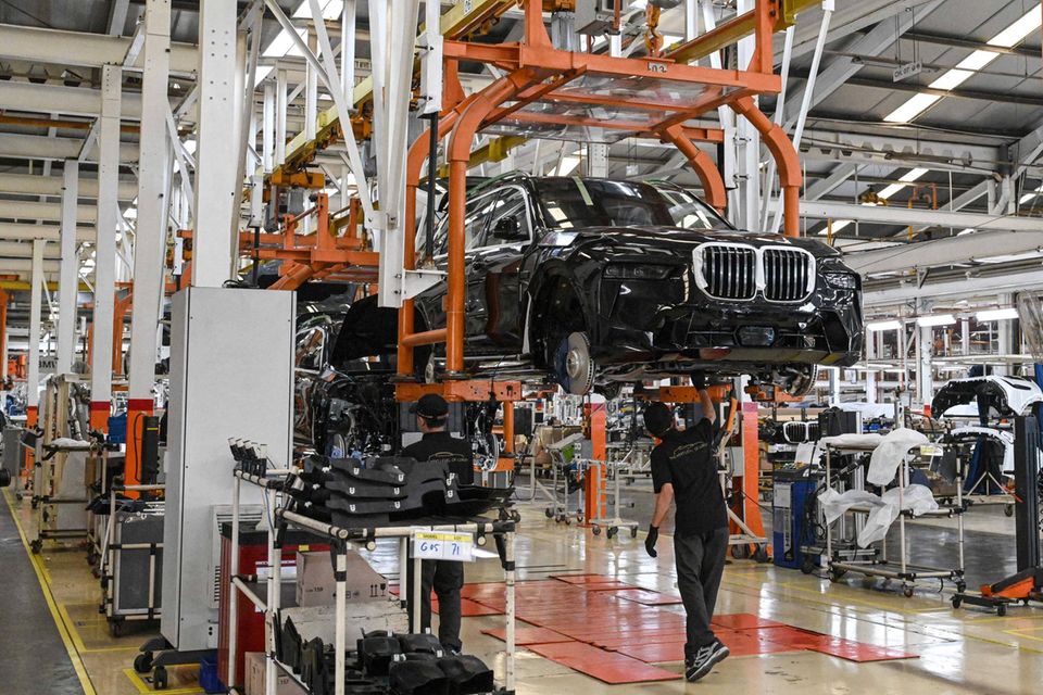 Der Automarkt hat sich im vergangenen Vierteljahrhundert massiv verändert. Das zeigt sich bereits an der Nummer zehn im Ranking der internationalen Vereinigung der Automobilhersteller OICA. Dort rangierte 2022 Indonesien mit 1,21 Millionen Pkw. Im Jahr 2000 hatte es noch mit etwa einer Viertelmillion Pkw auf Platz 24 gelegen. Und Indonesien schaltet gerade den Turbo. Die Gesamtzahl aller 2022 produzierte Autos, inklusive Nutzfahrzeuge, lag den Angaben zufolge mit knapp 1,5 Millionen rund 31 Prozent über dem Ergebnis des Vorjahres.