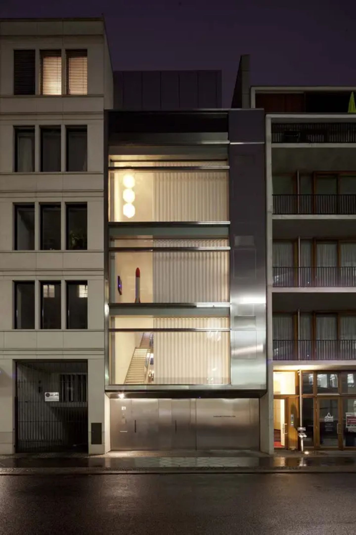 ...was daran liegt, dass das Luxusobjekt deutlich höher als breit ist. Und abends die Gardinen zuziehen, sonst sitzt man wie im Schaufenster.